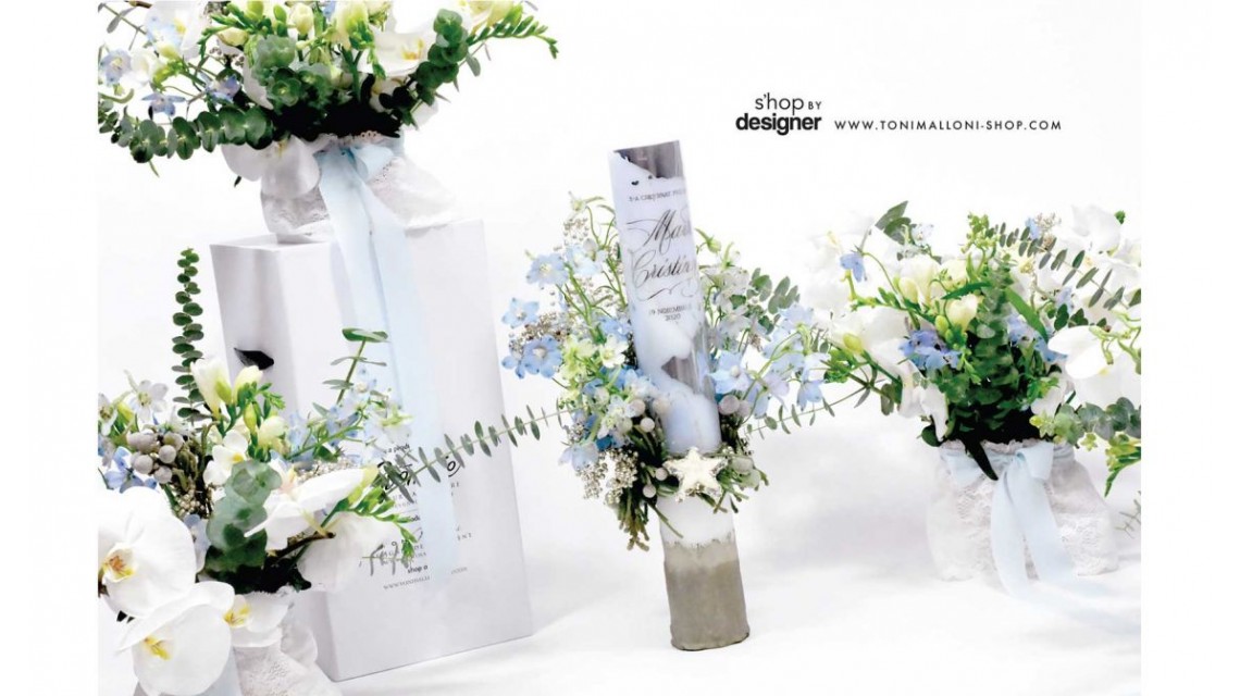 Lumanare botez scurta cu flori naturale delphinium si folie argintie personalizata 13